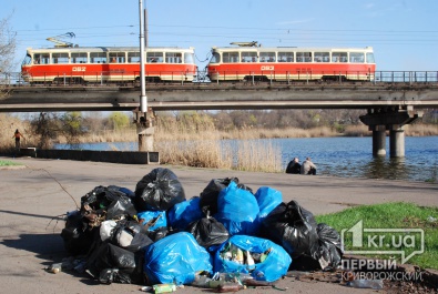 Собранный криворожскими активистами мусор, остается нетронутым уже спустя неделю (ФОТО)