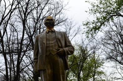 В Кривом Роге снова пострадал памятник Ленину (ФОТО)