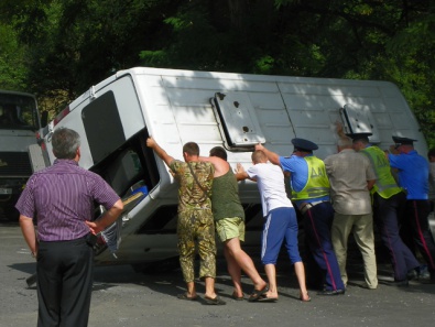 В Днепропетровской области перевернулся микроавтобус: 1 человек погиб и 14 - пострадали