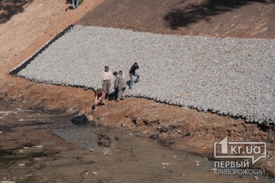 В Кривом Роге продолжается очистка русла реки Старая Саксагань