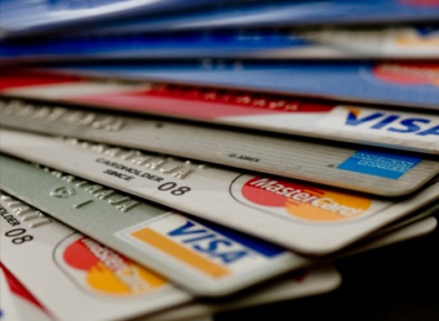 Украинцев обяжут расплачиваться кредитной карточкой