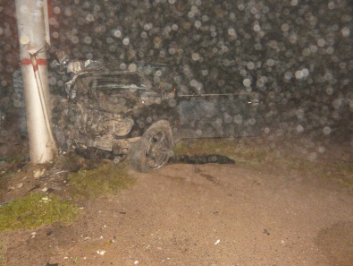 Свидетели событий: в Кривом Роге пьяный водитель на «Мерседесе» влетел в столб