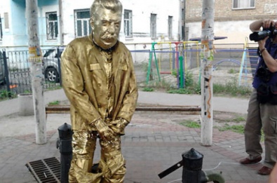 В Днепропетровске активисты установят памятник писающему Сталину
