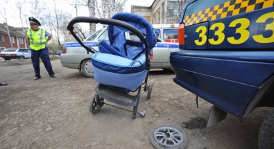 В Кривом Роге водитель сбил коляску с грудным ребенком и скрылся с места ДТП