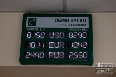 Украинцы до сих пор повально скупают доллары