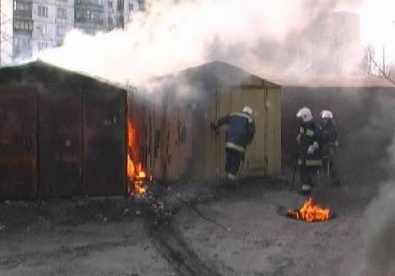 В Кривом Роге неосторожные граждане сжигали мусор и подожгли гараж с автомобилем