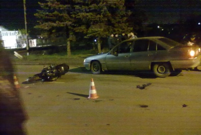 ДТП в Кривом Роге: мотоциклист сбил женщину и въехал в «ВАЗ»