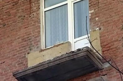 В Кривом Роге обвалилось ограждение балкона. 27-летний парень в больнице