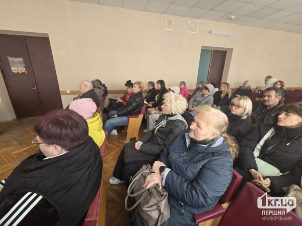 Зустріч родин загиблих із владою Кривого Рогу щодо замощення меморіального сектору Родини загиблих військових під час зустрічі з представниками міської влади Кривого Рогу щодо облаштування сектору почесних поховань