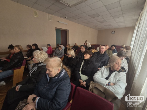 Обговорення замощення на секторі почесних поховань у Кривому Розі Учасники зустрічі родин полеглих військових із міською владою обговорюють питання замощення сектору почесних поховань