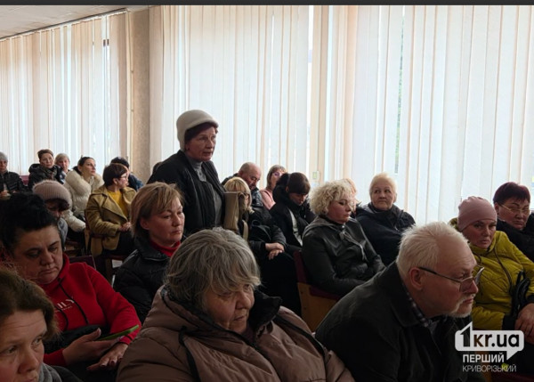 Виступ родички загиблого військового на зустрічі з міською владою Мати загиблого військового виступає під час зустрічі з владою щодо облаштування меморіалу в Кривому Розі