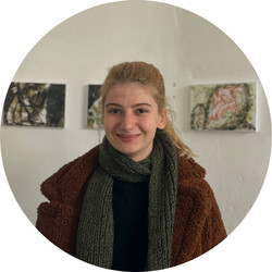 Відвідувачка виставки Анна