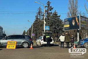 На перекрестке Кривого Рога столкнулись автомобили