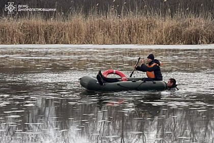 На Дніпропетровщині врятували чоловіка, який провалився під кригу