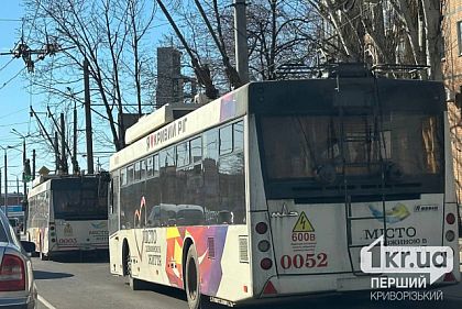 На проспекті Миру у Кривому Розі стоять тролейбуси: рух ускладнений