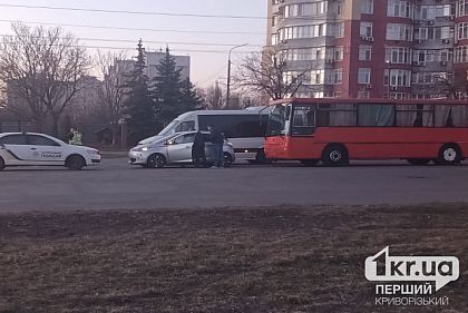 У Кривому Розі робочий автобус в`їхав у легковик