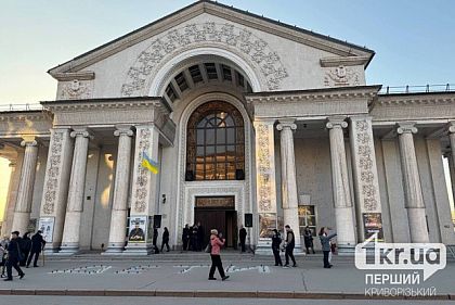 Жители Кривого Рога провели тихую акцию в годовщину трагедии в Мариупольском драмтеатре