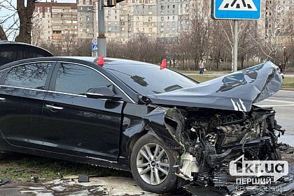 ДТП в Кривом Роге: автомобиль вылетел на тротуар