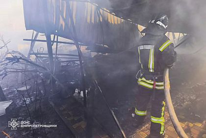 Масштабный пожар на Днепропетровщине: горели дом, магазины и авто