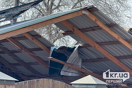 У Кривому Розі пошкоджений дах будинку від російської атаки 27 березня