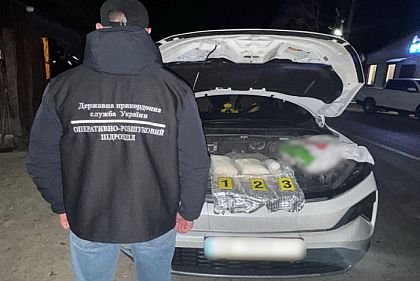 Наркотики у двигуні: прикордонники затримали водія з Дніпропетровщини