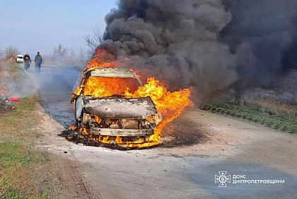 В Днепропетровской области загорелся легковой автомобиль: машина сгорела дотла