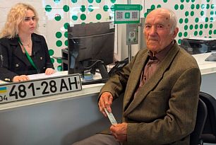 «Ласточка» нашла нового хозяина: 93-летний криворожанин передал свой автомобиль военному