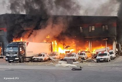 Фото последствий российской атаки на логистическую компанию в Кривом Роге 7 июля