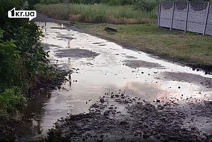 Пятые сутки вода течет из-под земли: криворожане жалуются на бездействие водоканала