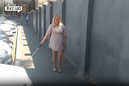 Боль пугает меньше, чем дорога к врачу: на площади Защитников Украины в Кривом Роге проверили тротуар на инклюзивность