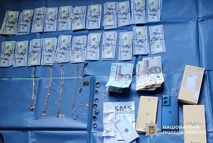 Украл 25 тысяч долларов, 30 тысяч гривен и золотые украшения у жены: на Криворожье задержали подозреваемого