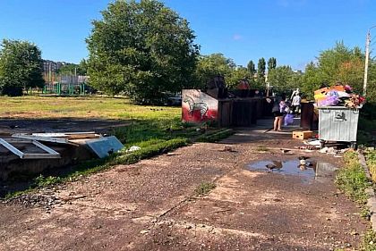 Старі меблі, одяг та побутове сміття: криворіжців закликають не захаращувати контейнерні майданчики