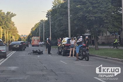 У Кривому Розі зіштовхнулися позашляховик та мотоцикл