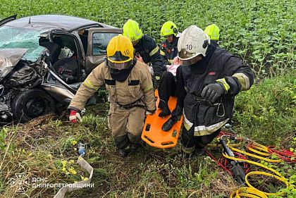 Затисло в салоні: на Криворіжжі рятувальники визволили водія після ДТП