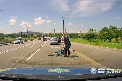 Лежал на дороге рядом с велосипедом: в Кривом Роге полицейский помог мужчине, который травмировал ногу