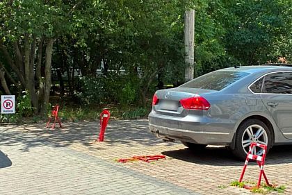 Паркувальна жабка у дворі: чи можна законно закріпити за собою місце