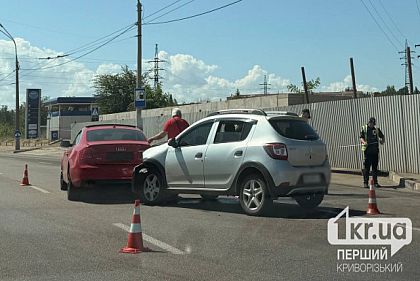 У Кривому Розі на дорозі в напрямку 95 кварталу зіштовхнулися два легковики