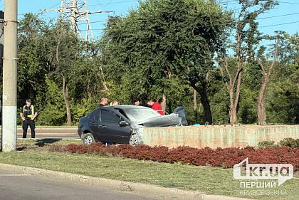 У Кривому Розі на «весільному» перехресті легковик врізався в бетонну конструкцію