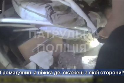 Спасли ребенка из-под завалов: полиция показала первые минуты после ракетного удара по Радушному