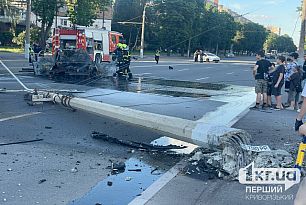 Выгорело авто, повален столб: в центре Кривого Рога произошла серьезная авария