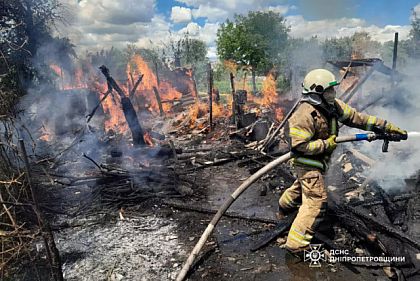 На Криворіжжі гасили вогонь у дерев’яних господарчих спорудах — які наслідки