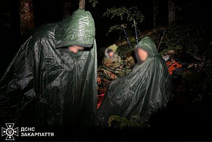 Заблукали в горах у непогоду: на Закарпатті врятували криворіжця та двох туристів