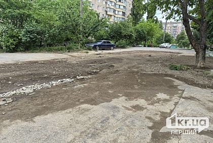 Ями засипали землею разом із бордюрами: криворіжці скаржаться на багнюку у дворі