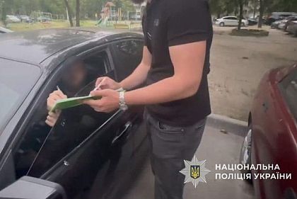 Житель Дніпропетровщини використовував поліцейську форму для розваг