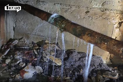 Низкое давление воды и прорывы труб в подвале: криворожане жалуются на управляющую компанию