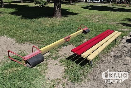 Поламані гойдалки та пісочниця без піску: криворіжці скаржаться на занедбаний дитмайданчик біля колишнього кінотеатру