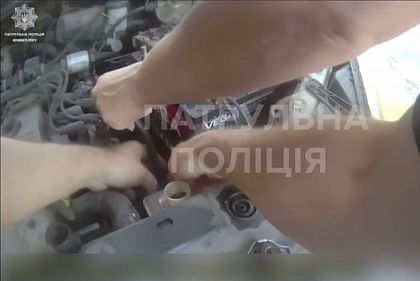 В Кривом Роге велопатруль помог водителю с неисправным автомобилем