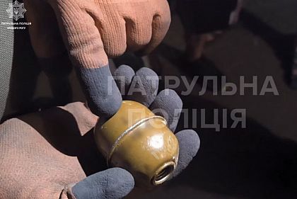 У Кривому Розі затримали чоловіка, який погрожував прохожим гранатою