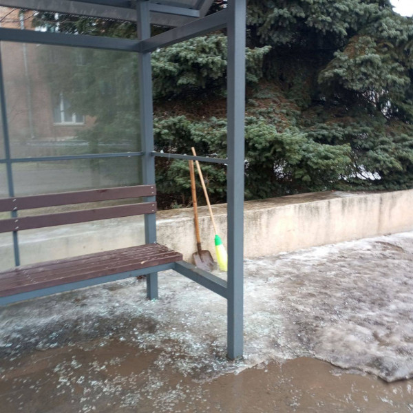 розбита зупинка