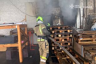 Криворожские спасатели вывели из горящего скдада двух мужчин